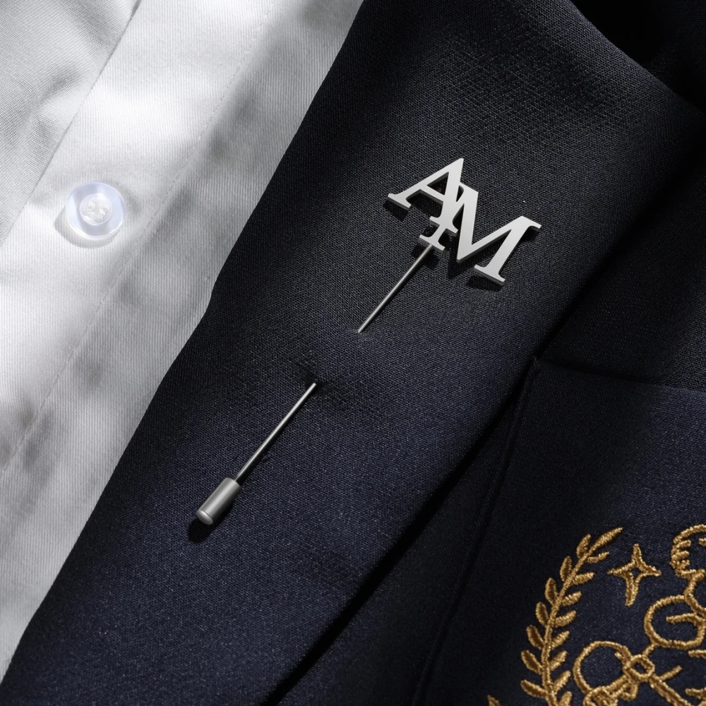 Broche Personalizado com Inici - Tuxedo Lapel Pin avaliação e preço